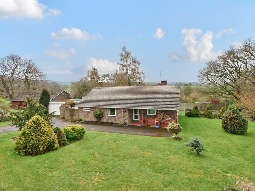 3 bed bungalow for sale in Crabtree Corner, Ipsden, Wallingford
