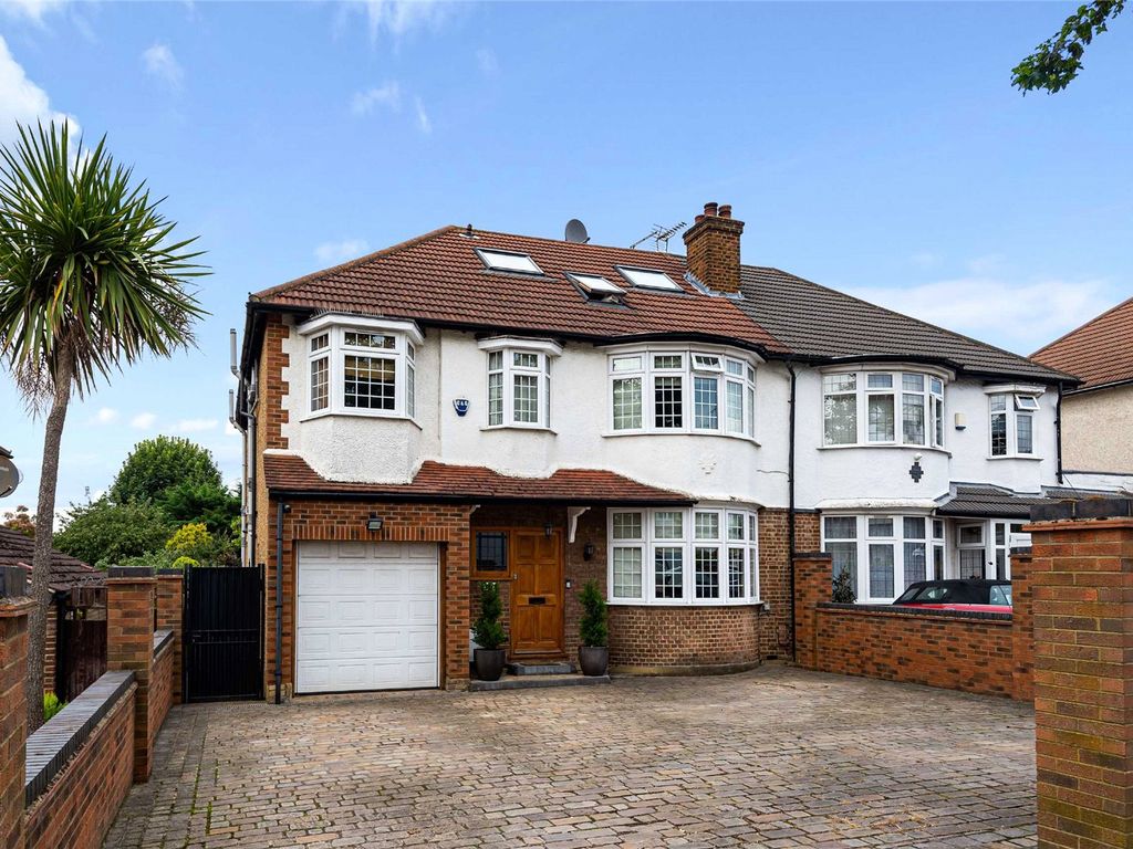 6 bed detached house to rent in Cat Hill, Hertfordshire EN4
