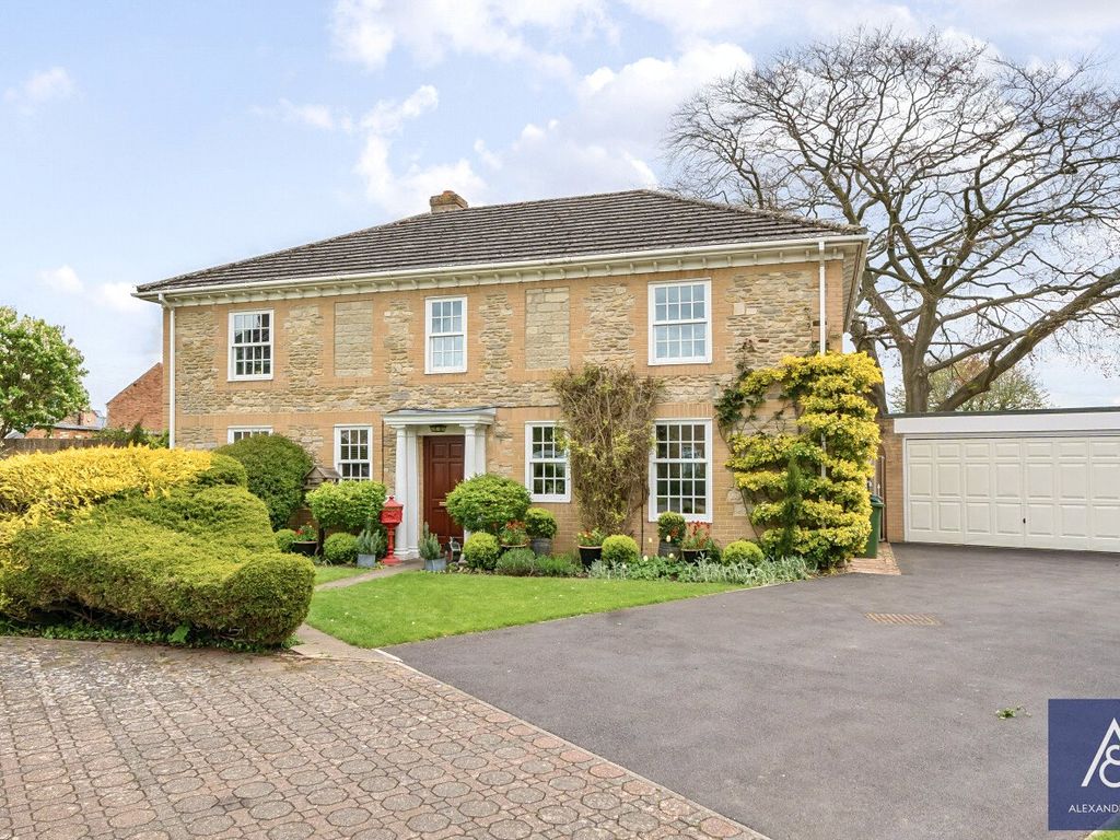 5 bed detached house for sale in Hillcrest Court, Brackley NN13, £