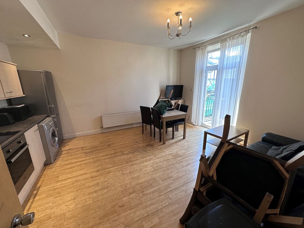 5 bed flat to rent in Gloucester Road, Bristol BS7, £3,125