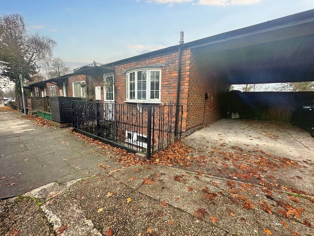 2 bed end terrace house to rent in Braybourne Close, Uxbridge UB8, £