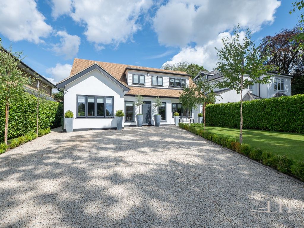 5 bed detached bungalow for sale in Ernest Road, Hornchurch RM11, £