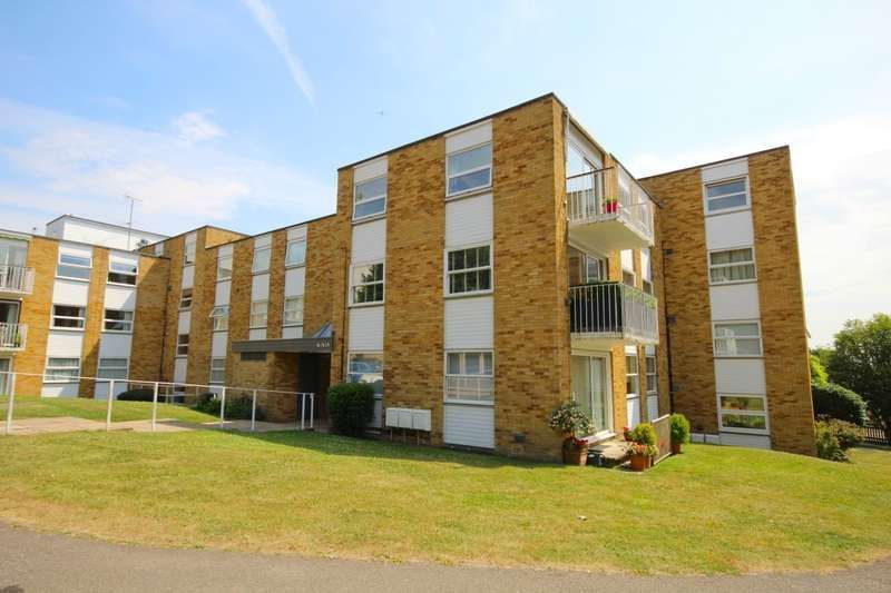 2 bed flat to rent in Acacia House, Ancastle Green, Henley RG9, £1,395