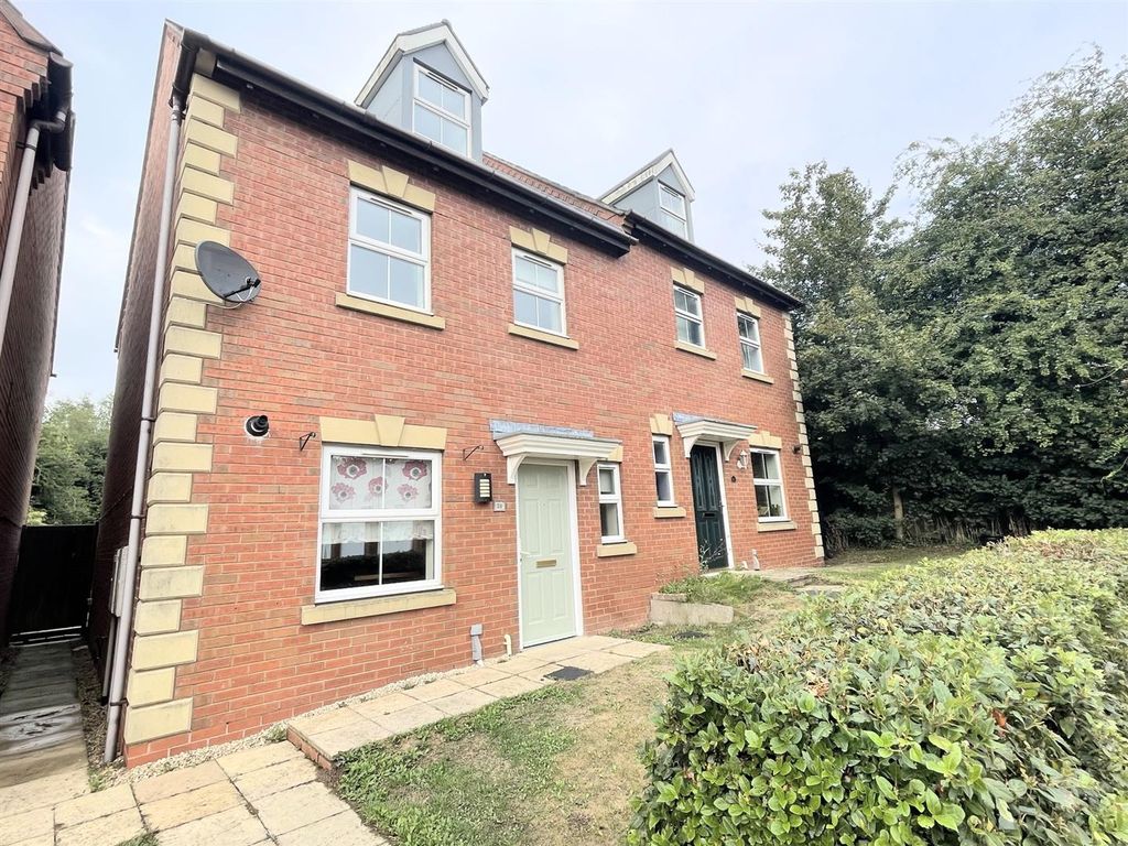 4 bed semidetached house for sale in Woodyard Close, Castle Gresley