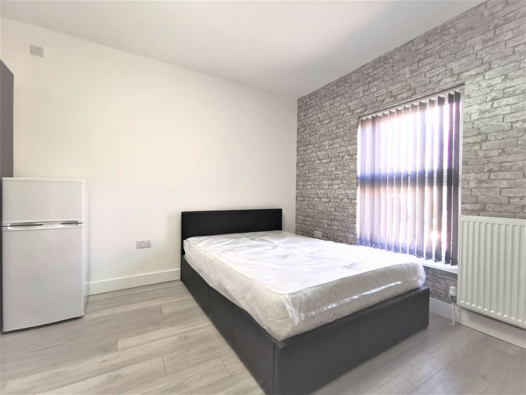 Studio to rent in Old Bedford Road, Room 2, Luton, Bedfordshire LU2, £ ...