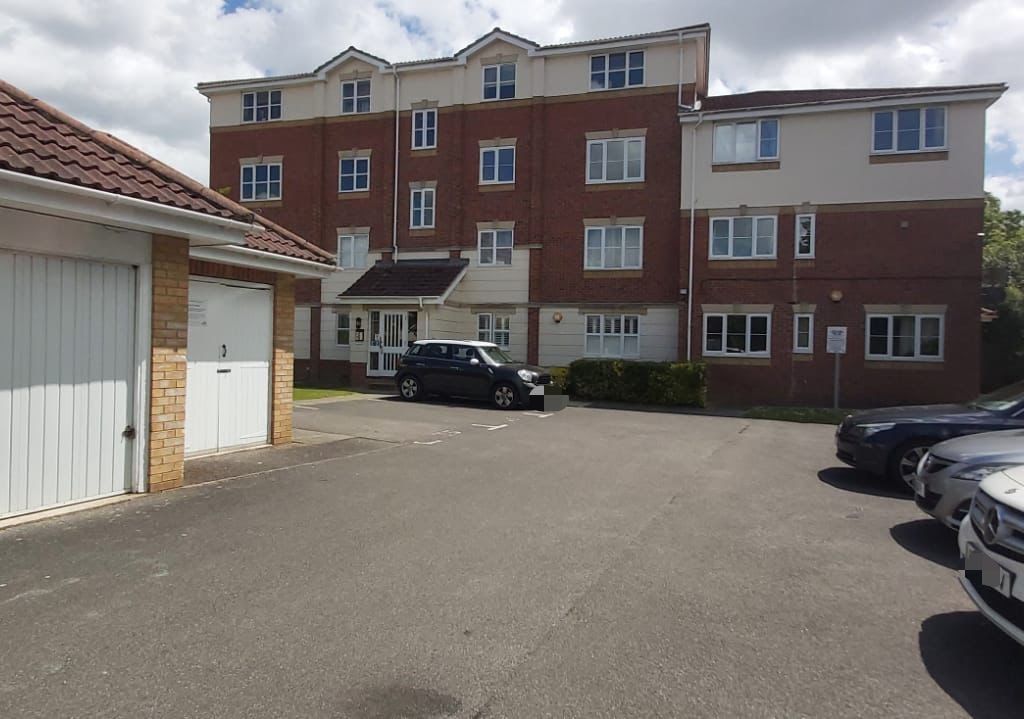 2 bed flat for sale in Cobham Close, Slough SL1 Zoopla