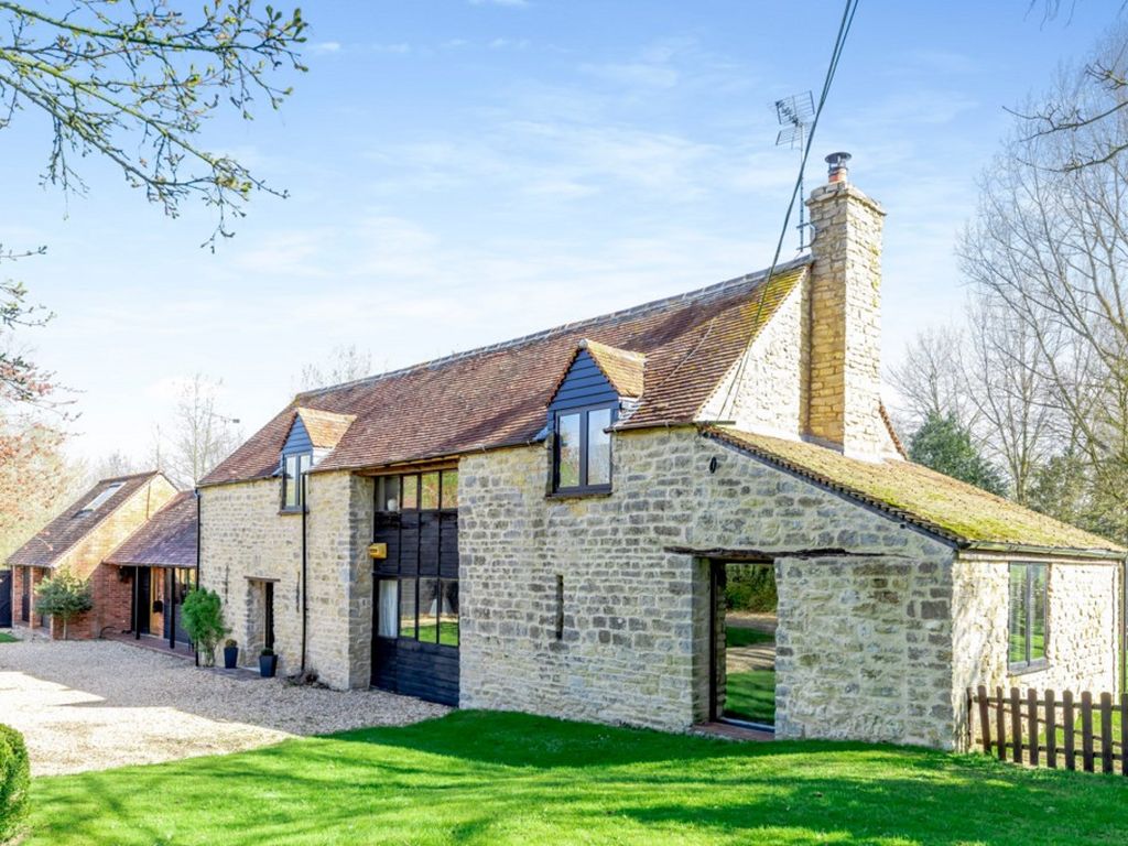 3 bed country house for sale in Leckhampstead Road, Thornborough