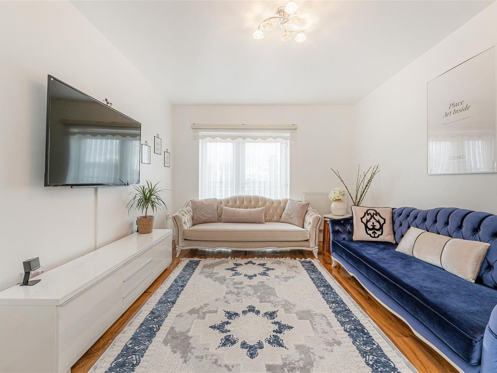 2 bed flat for sale in The Cedars, Broxbourne EN10, £310,000 Zoopla