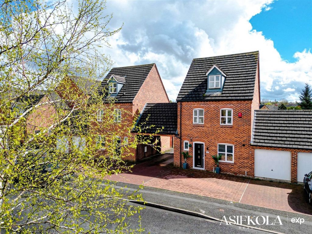 4 bed detached house for sale in Bridgeside Close, Brownhills, Walsall