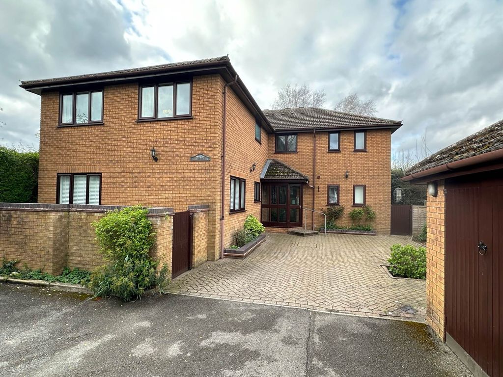 1 bed flat to rent in Shire Court, Adeyfield Road HP2, £1,150 pcm Zoopla