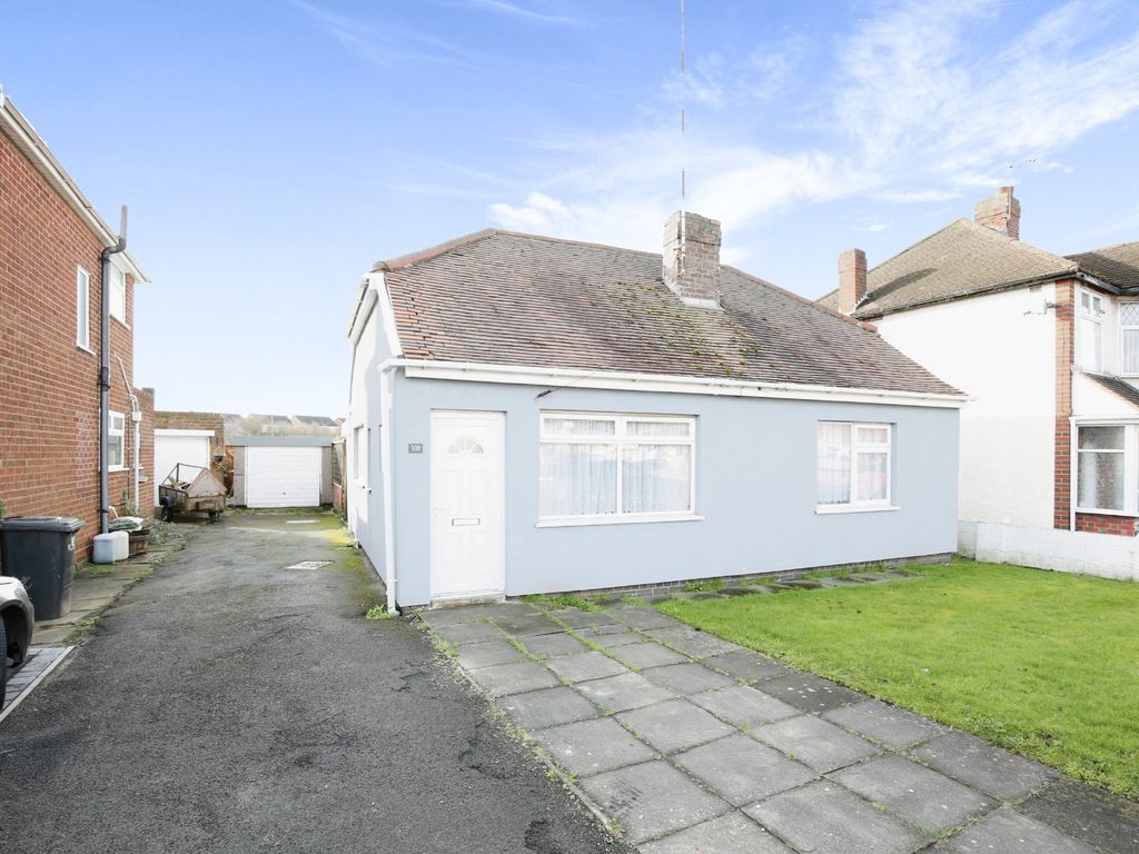 2 bed detached bungalow for sale in Heath End Road, Nuneaton