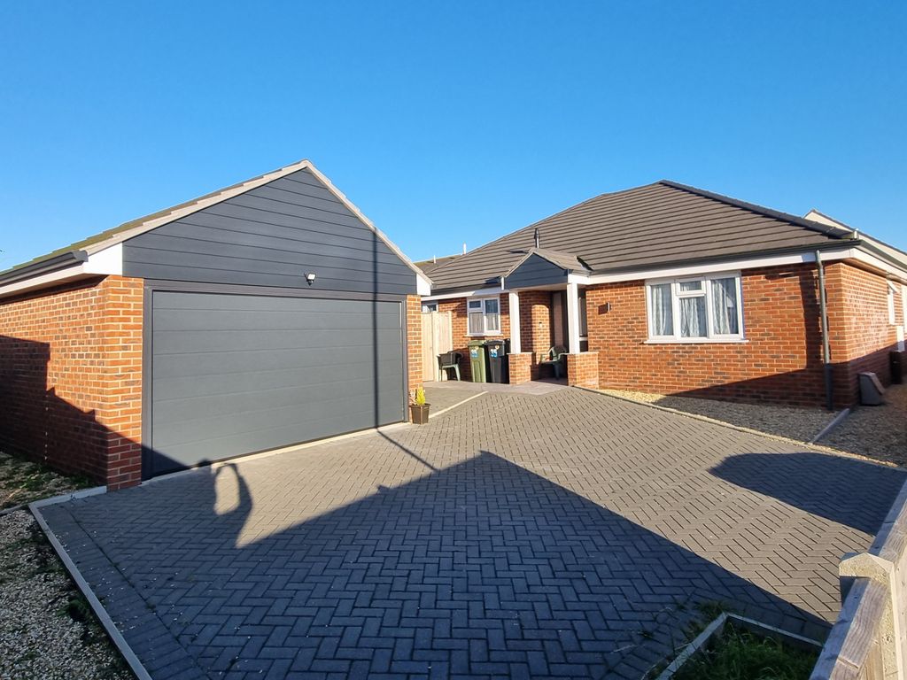 3 bed detached bungalow for sale in Claire Gardens, Clanfield, Waterlooville PO8, £550,000 Zoopla