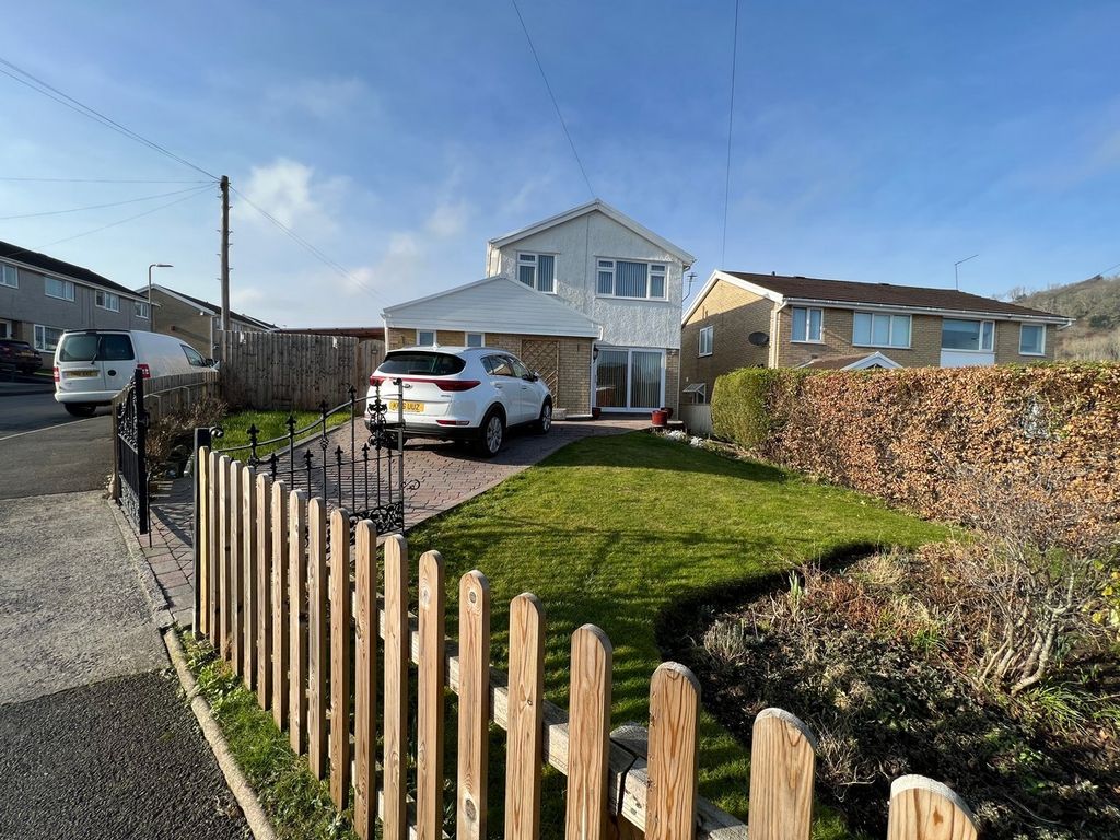 3 bed detached house for sale in Highdale Close Llantrisant