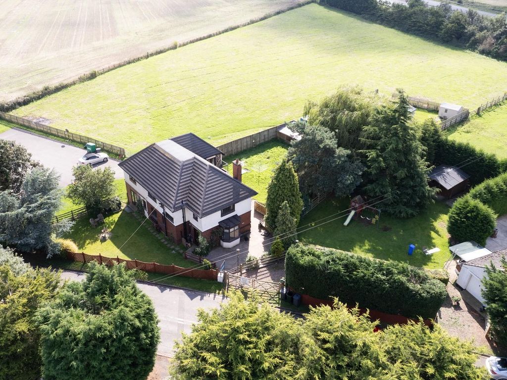 5 bed detached house for sale in Pontefract Road, Snaith, Goole DN14, £