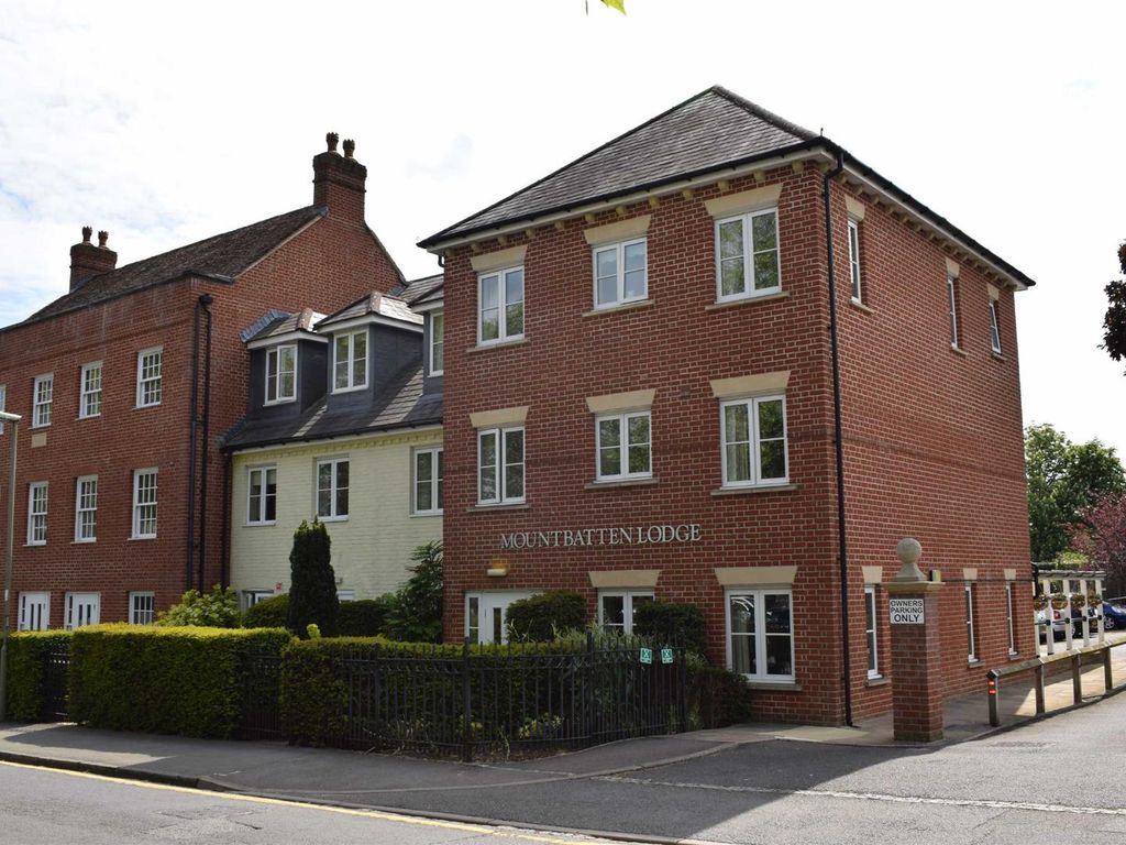 Mountbatten Lodge The Hart Farnham GU9  