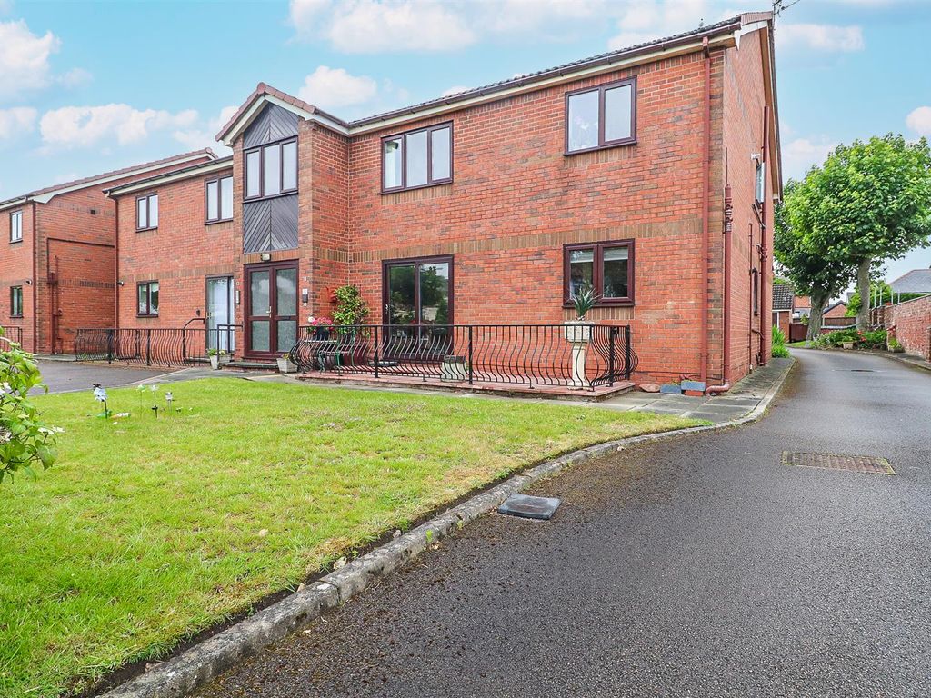 2 bed flat for sale in Larkfield Court, Southport PR9, £160,000 Zoopla
