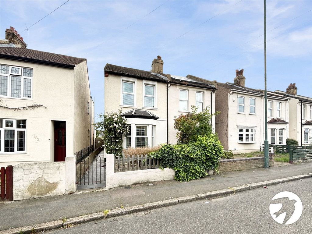 3 bed semidetached house to rent in Brook Street, Erith DA8, £2,000