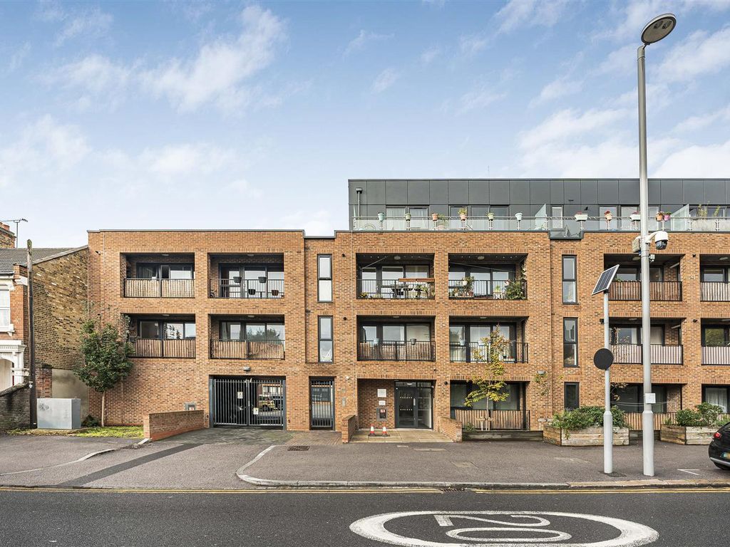 2 bed flat to rent in Bank Court, Shernhall Street, Walthamstow, London