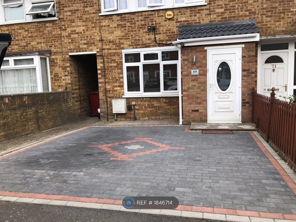 3 bed terraced house to rent in Spencer Road, Langley SL3, £1,850 pcm