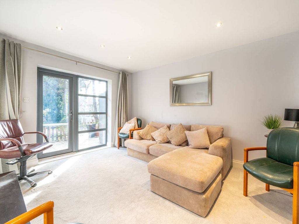 1 bed flat for sale in Longbridge Road, Barking IG11, £250,000 Zoopla