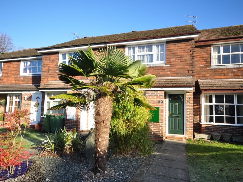 2 bed terraced house to rent in Chestnut Walk, Pulborough RH20, £1,200