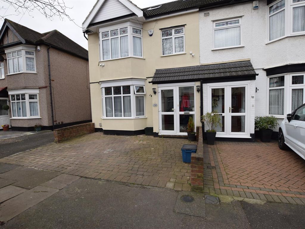 4 bed end terrace house for sale in Belfairs Drive, Chadwell Heath