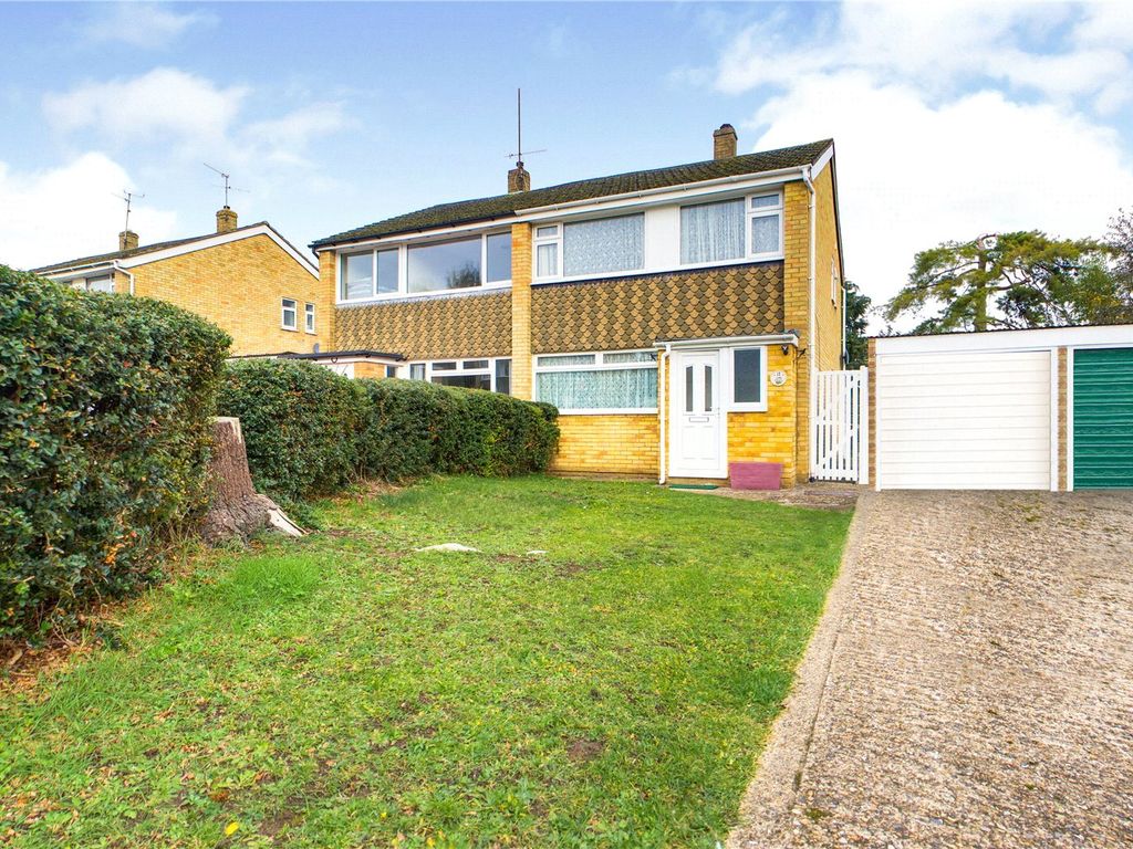 3 bed semidetached house to rent in Glennon Close, Reading, Berkshire