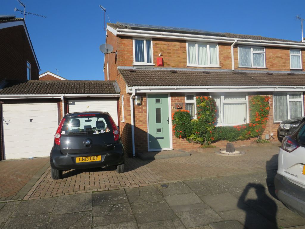 3 bed semidetached house for sale in Ventnor Gardens, Luton LU3, £