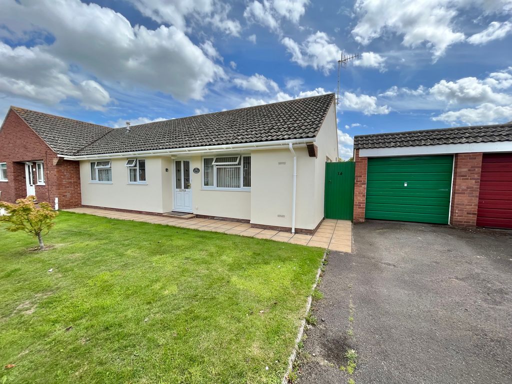 3 bed semidetached bungalow to rent in Dovetons Drive, Taunton TA4, £