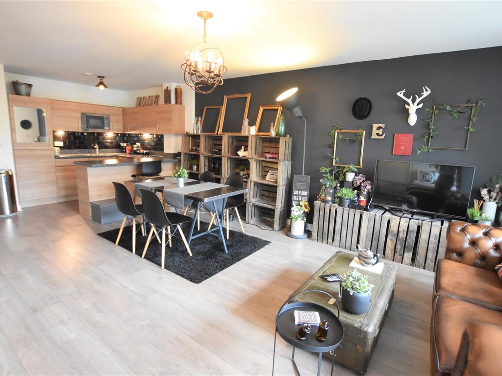 1 bed flat to rent in Park Lodge Avenue, West Drayton UB7, £1,425 pcm