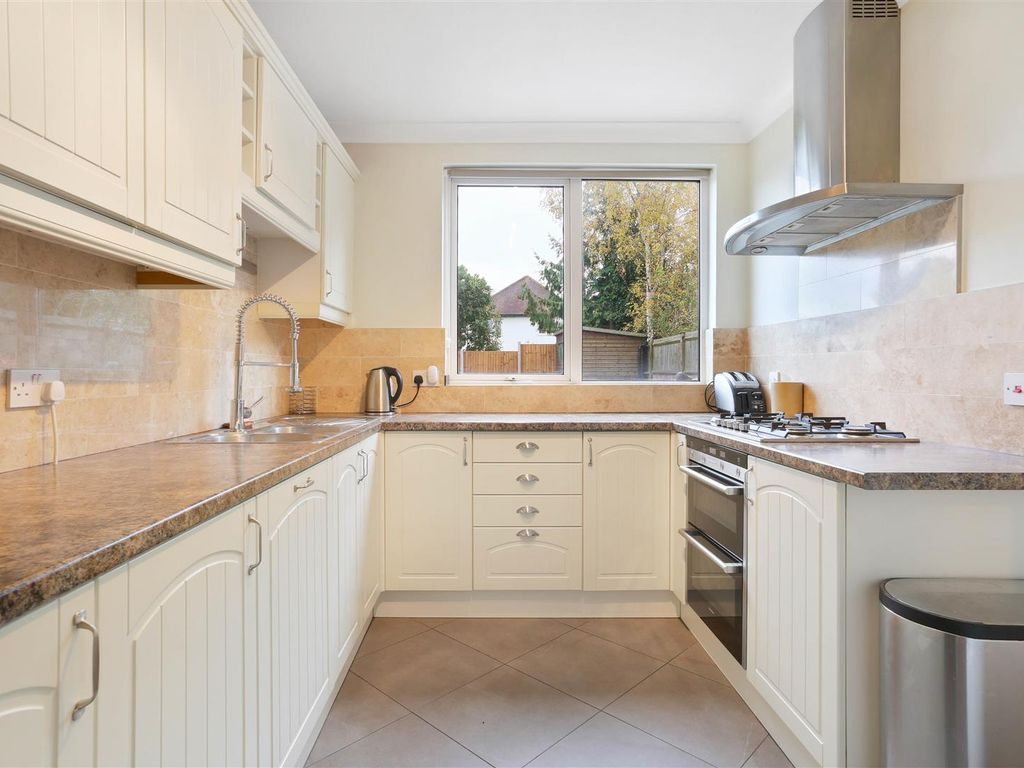 3 bed property to rent in Summerville Gardens, Cheam, Sutton SM1, £