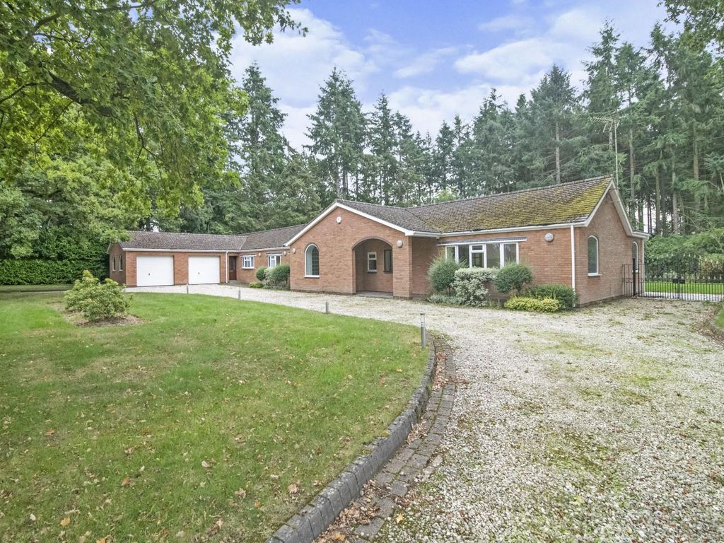 4 bed detached bungalow for sale in Bates Lane, TanworthInArden