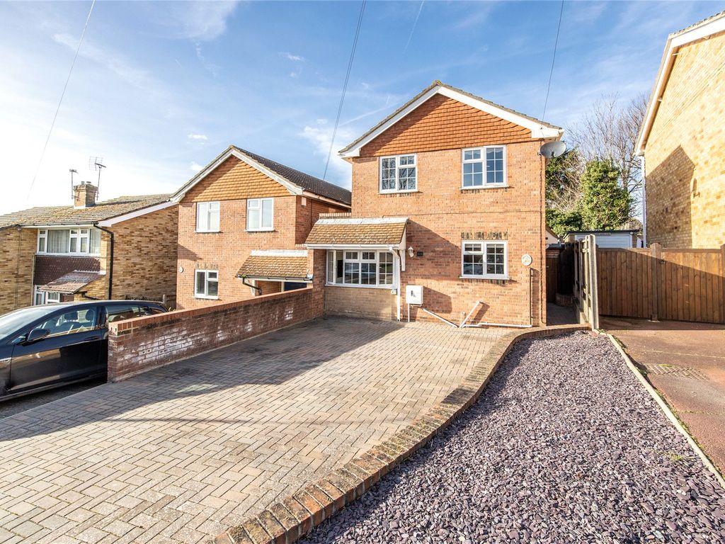 3 bed linkdetached house for sale in Lyndhurst Way, Istead Rise, Kent