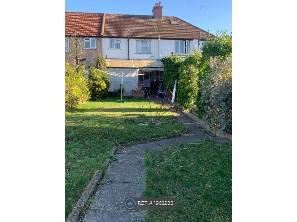 4 bed terraced house to rent in Basildene Road, Hounslow TW4, £2,450