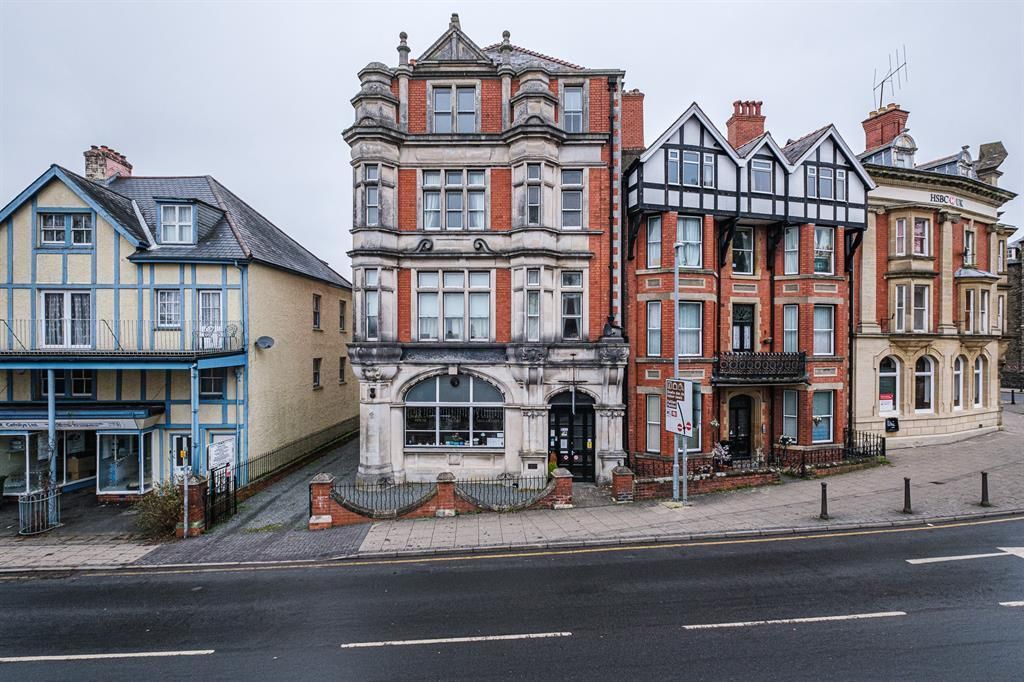 6 bed end terrace house for sale in Spa Road, Llandrindod Wells LD1, £