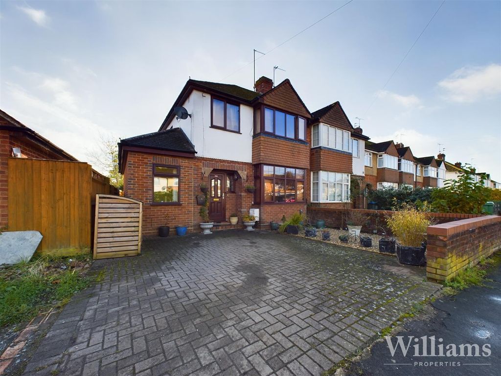 3 bed semidetached house for sale in Weedon Road, Aylesbury HP19, £