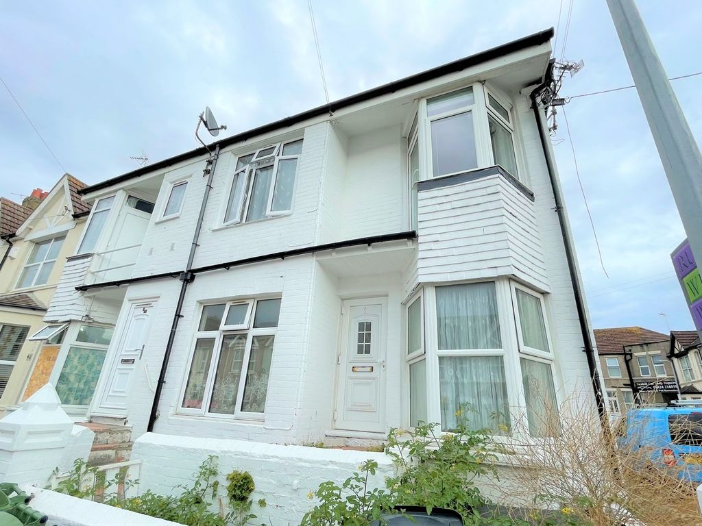 1 bed flat to rent in Windsor Road, BexhillOnSea TN39, £725 pcm Zoopla