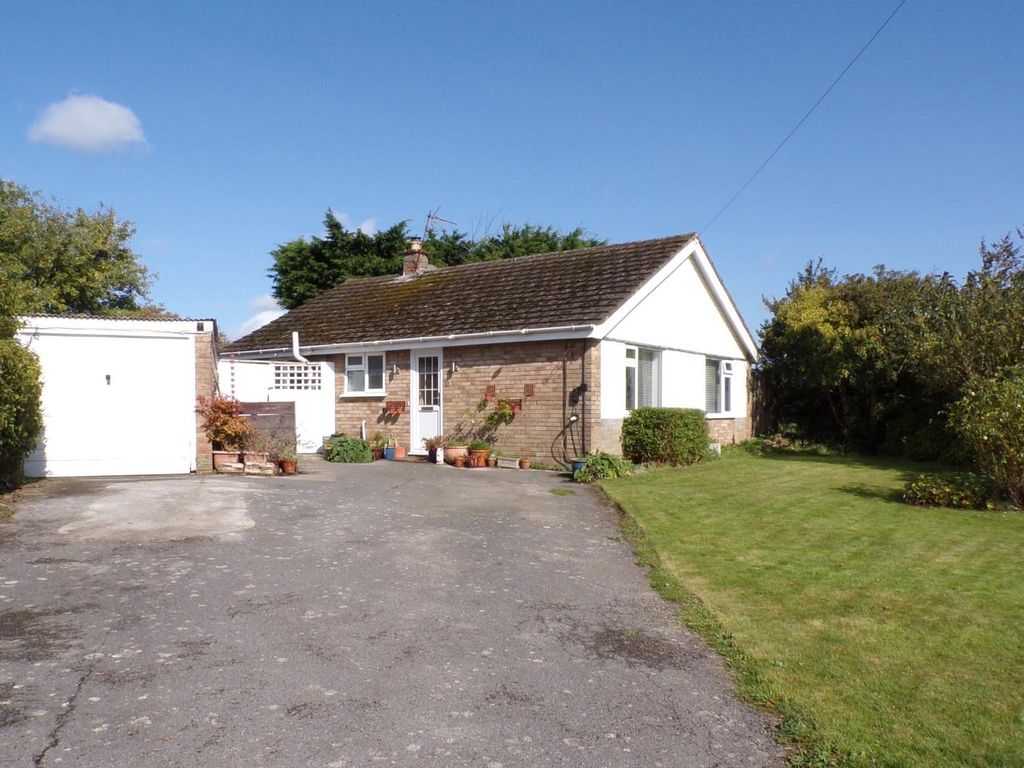 3 bed detached bungalow for sale in Cartwright Road, Charlton, Banbury