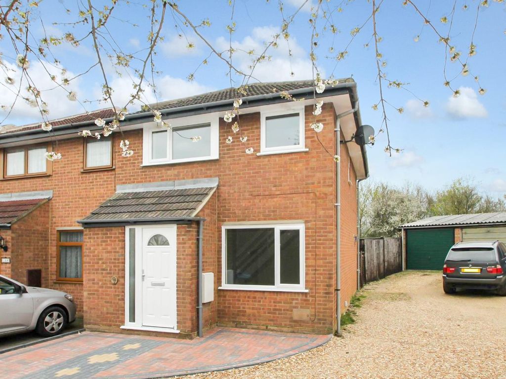 3 bed semidetached house for sale in Favell Drive, Furzton, Milton