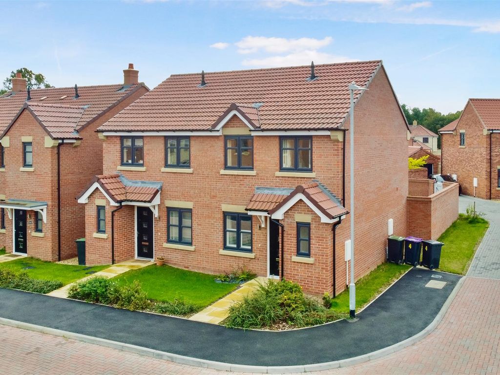 3 bed property for sale in Cornelius Close, Navenby, Lincoln LN5, £