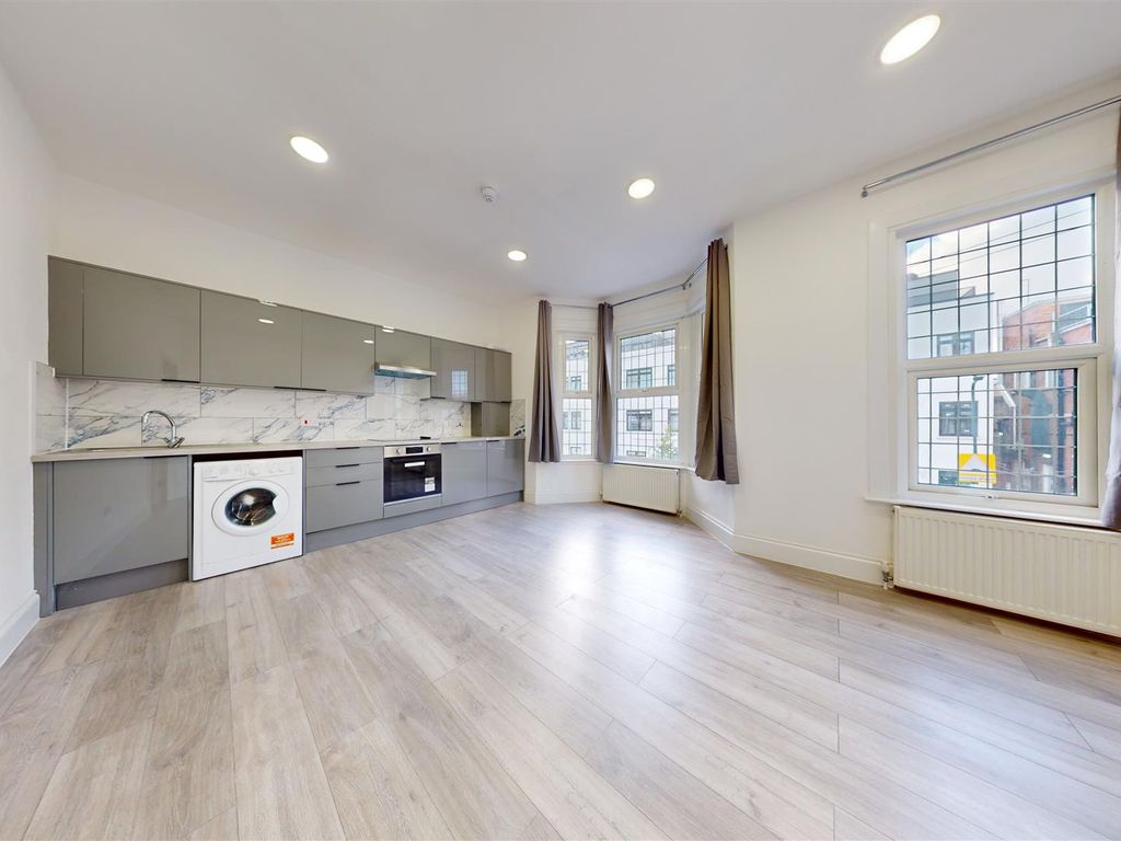 4 bed flat to rent in Oaklands Road, Cricklewood, London NW2, £3,600