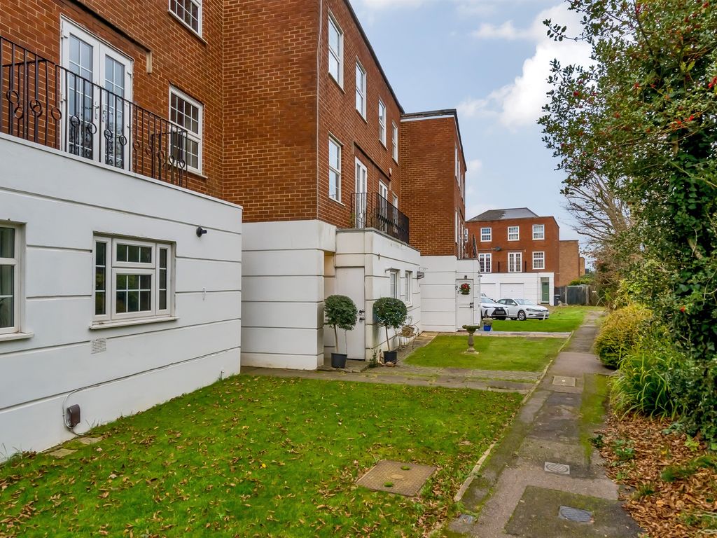 4 bed town house for sale in Mount View, The Ridgeway, Enfield EN2, £