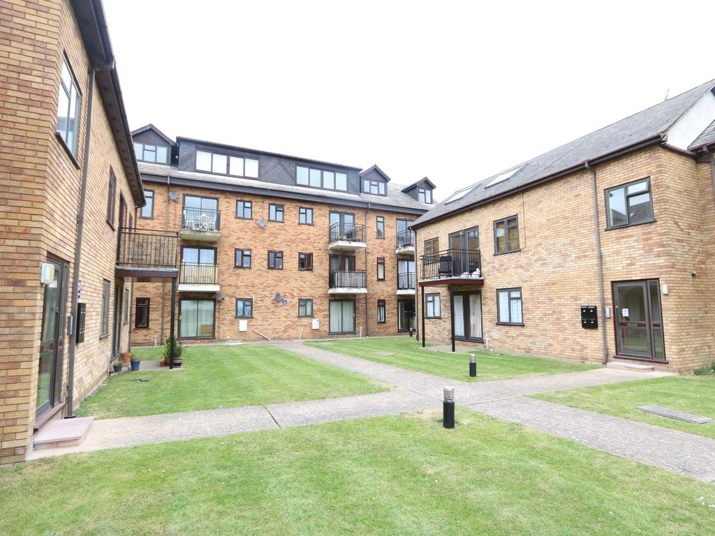 2 bed flat to rent in The Everglades, London Road, Hadleigh SS7, £975