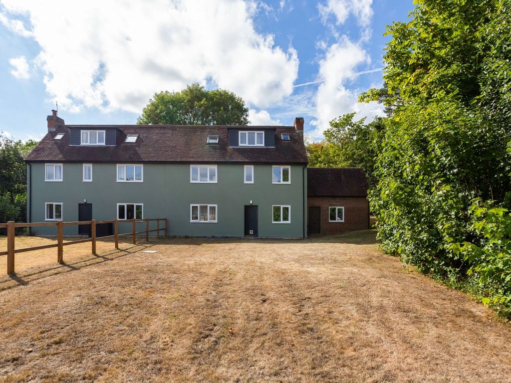 2 bed flat to rent in Ends Place, Byfleets Lane, Warnham, Horsham RH12