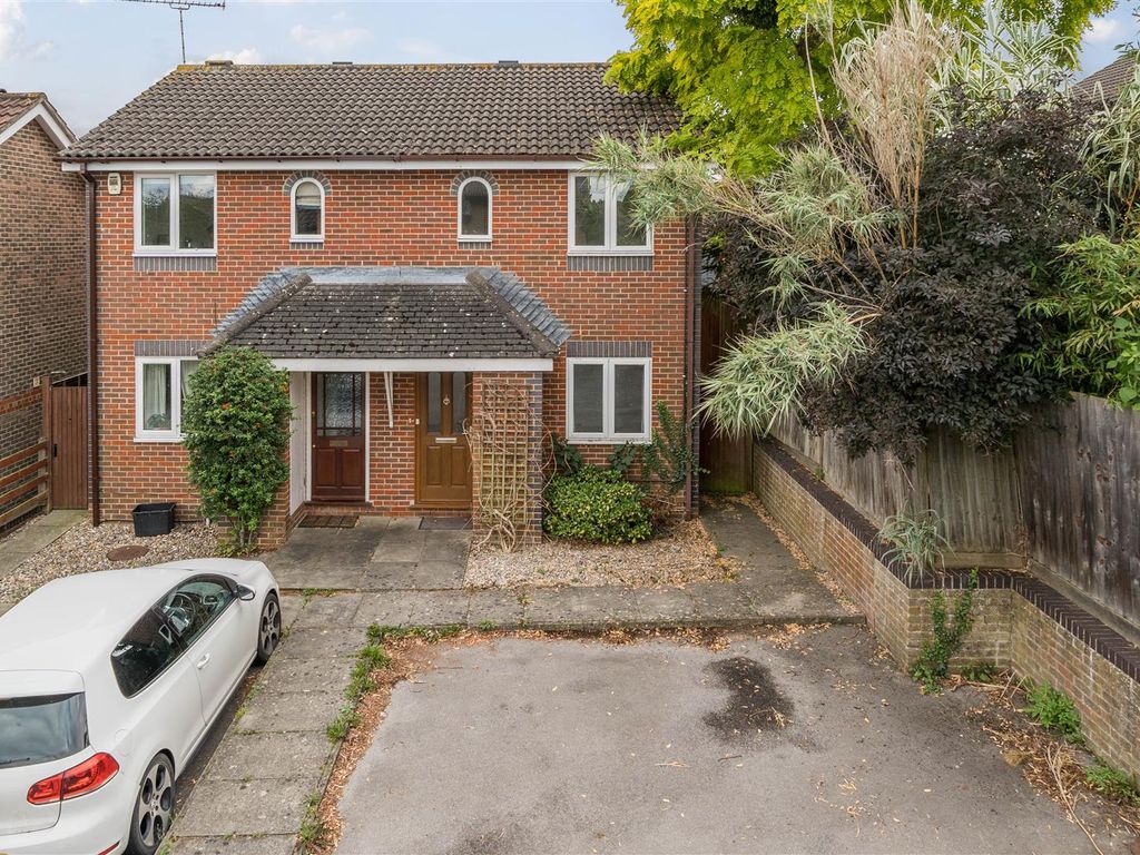 2 bed end terrace house for sale in Stephen Close, Twyford, Berkshire