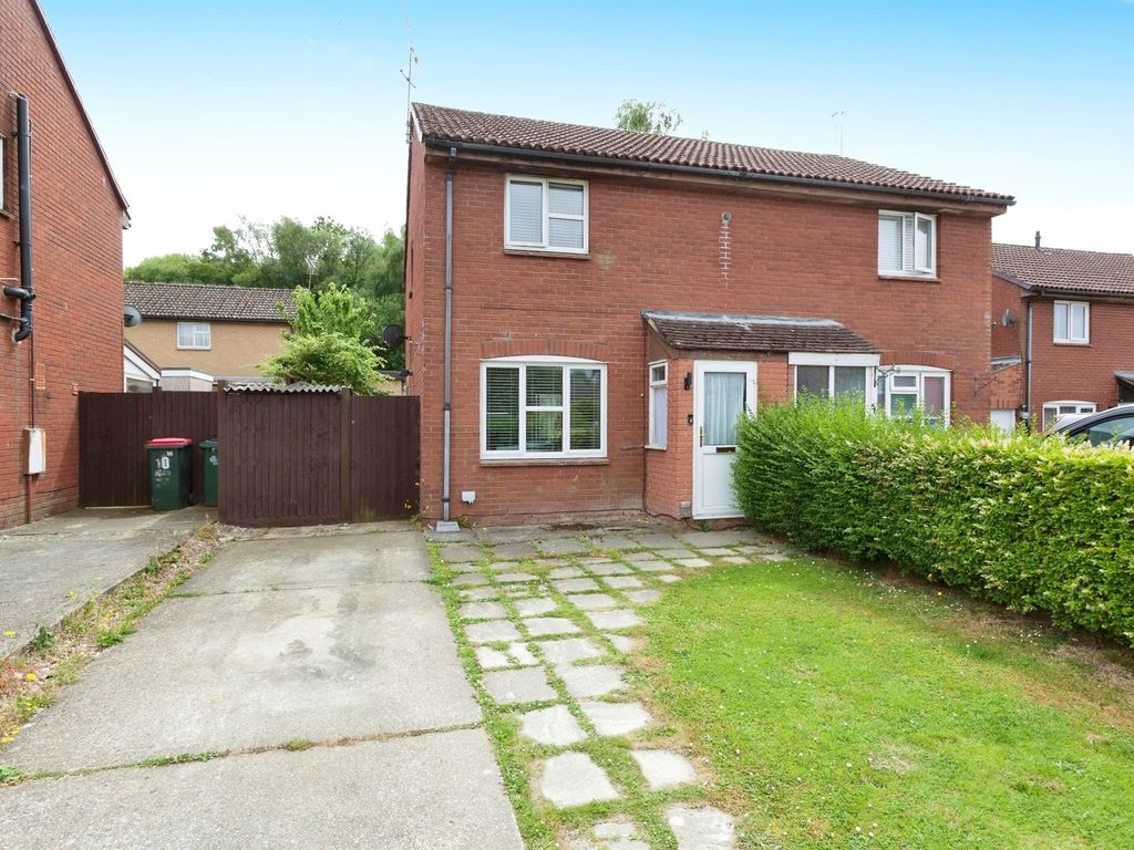 3 bed semidetached house for sale in Guernsey Close, Broadfield