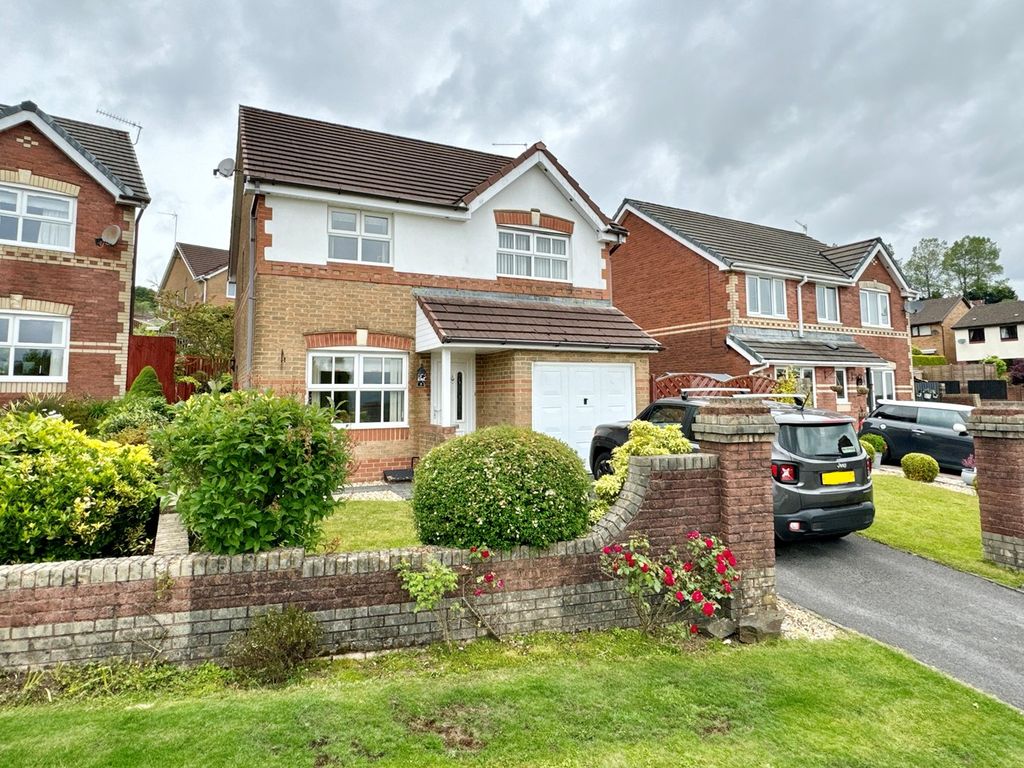 4 bed villa for sale in St Andrews Drive, Pontllanfraith, Blackwood