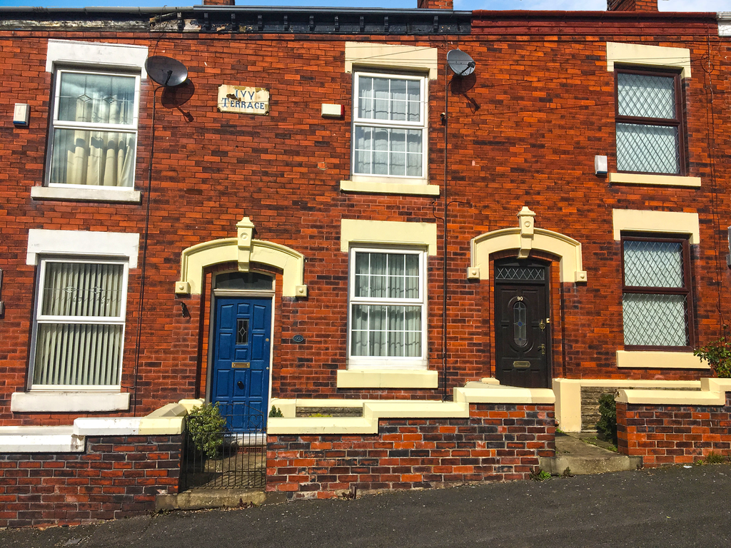 2 bed terraced house to rent in Pickford Lane, Dukinfield SK16, £925