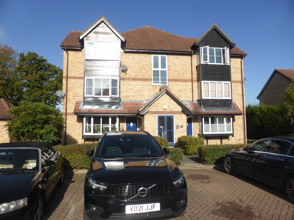 1 bed flat to rent in Monks Crescent, Addlestone KT15, £950 pcm Zoopla