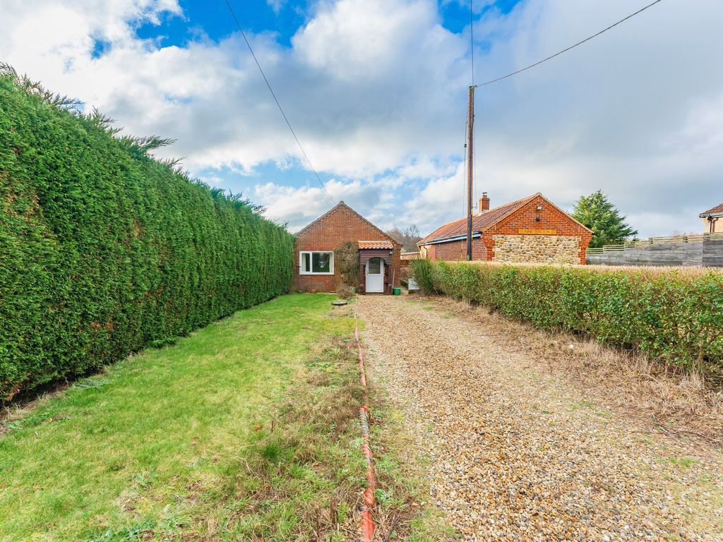 2 bed detached bungalow for sale in Thorpe Market Road, Roughton NR11
